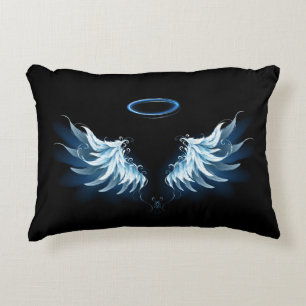Blue Glows Angel Wings auf schwarzem Hintergrund Dekokissen