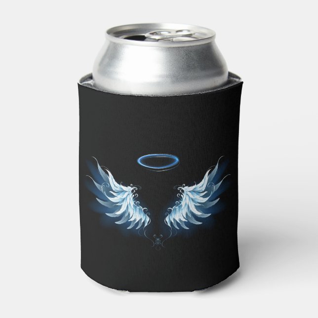 Blue Glows Angel Wings auf schwarzem Hintergrund Dosenkühler (Kanne Vorderseite)