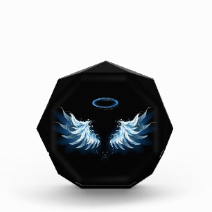 Blue Glows Angel Wings auf schwarzem Hintergrund Fotoblock