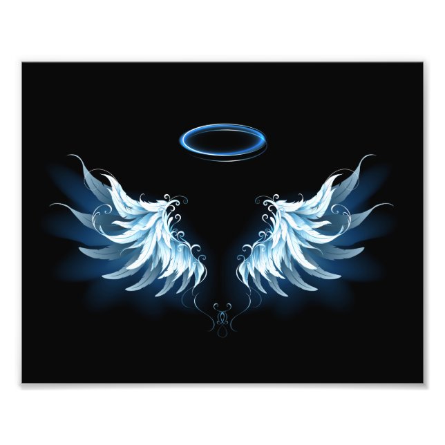 Blue Glows Angel Wings auf schwarzem Hintergrund Fotodruck (Vorne)