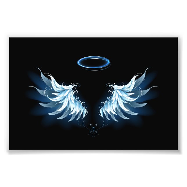 Blue Glows Angel Wings auf schwarzem Hintergrund Fotodruck (Vorne)