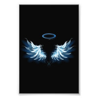 Blue Glows Angel Wings auf schwarzem Hintergrund