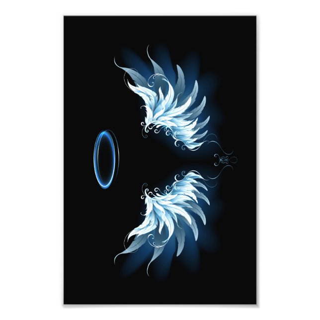 Blue Glows Angel Wings auf schwarzem Hintergrund Fotodruck (Vorne)