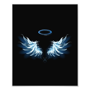 Blue Glows Angel Wings auf schwarzem Hintergrund Fotodruck
