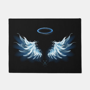 Blue Glows Angel Wings auf schwarzem Hintergrund Fußmatte