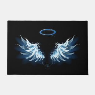 Blue Glows Angel Wings auf schwarzem Hintergrund Fußmatte