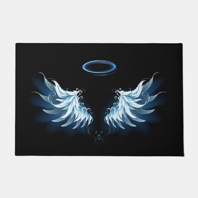 Blue Glows Angel Wings auf schwarzem Hintergrund Fußmatte (Vorderseite)