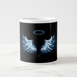 Blue Glows Angel Wings auf schwarzem Hintergrund Jumbo-Tasse