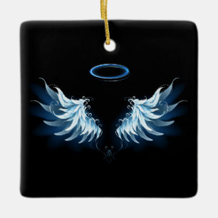 Blue Glows Angel Wings auf schwarzem Hintergrund Keramikornament