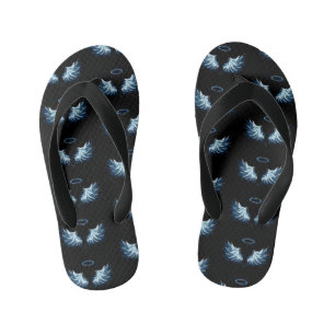 Blue Glows Angel Wings auf schwarzem Hintergrund Kinderbadesandalen