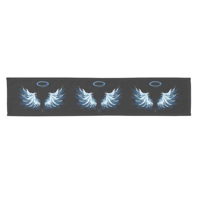 Blue Glows Angel Wings auf schwarzem Hintergrund Kurzer Tischläufer (Horizontal)