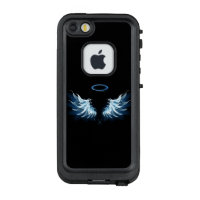 Blue Glows Angel Wings auf schwarzem Hintergrund