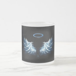 Blue Glows Angel Wings auf schwarzem Hintergrund Mattglastasse