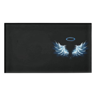 Blue Glows Angel Wings auf schwarzem Hintergrund Namenschild