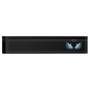 Blue Glows Angel Wings auf schwarzem Hintergrund Namensplakette