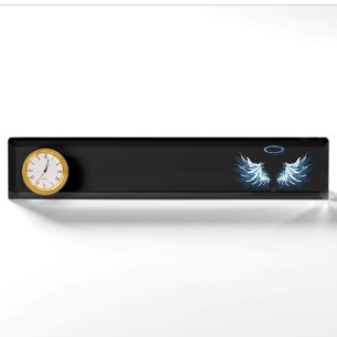 Blue Glows Angel Wings auf schwarzem Hintergrund Namensplakette