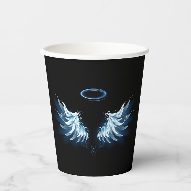 Blue Glows Angel Wings auf schwarzem Hintergrund Pappbecher (Vorderseite)