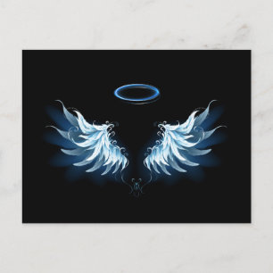Blue Glows Angel Wings auf schwarzem Hintergrund Postkarte