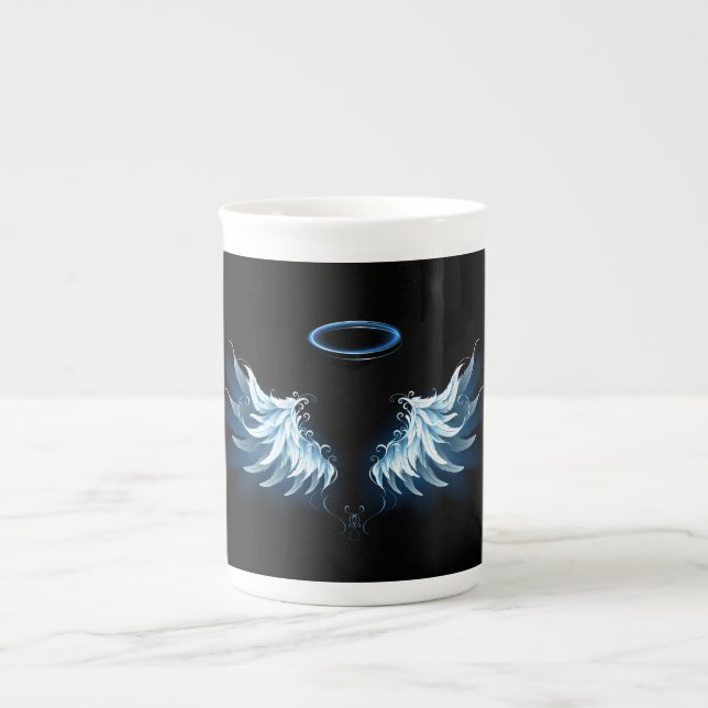 Blue Glows Angel Wings auf schwarzem Hintergrund Prozellantasse (Vorderseite)