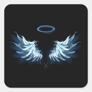 Blue Glows Angel Wings auf schwarzem Hintergrund Quadratischer Aufkleber