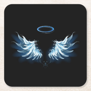 Blue Glows Angel Wings auf schwarzem Hintergrund Rechteckiger Pappuntersetzer
