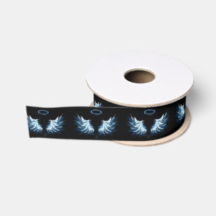 Blue Glows Angel Wings auf schwarzem Hintergrund Ripsband