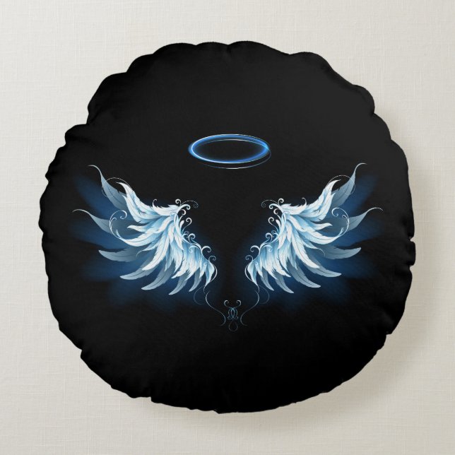 Blue Glows Angel Wings auf schwarzem Hintergrund Rundes Kissen (Vorderseite)