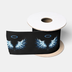 Blue Glows Angel Wings auf schwarzem Hintergrund Satinband