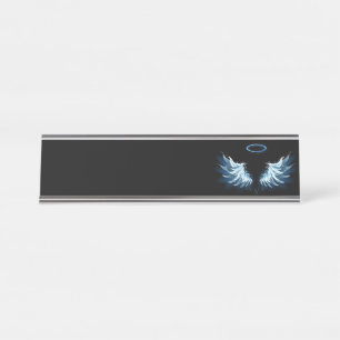 Blue Glows Angel Wings auf schwarzem Hintergrund Schreibtischnamensplakette