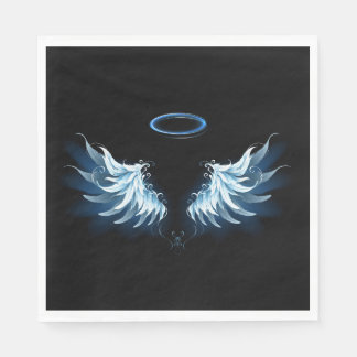 Blue Glows Angel Wings auf schwarzem Hintergrund Serviette