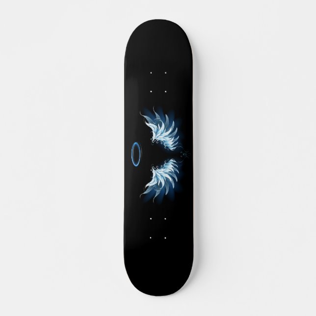 Blue Glows Angel Wings auf schwarzem Hintergrund Skateboard (Vorne)