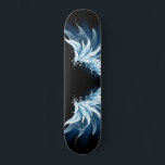 Blue Glows Angel Wings auf schwarzem Hintergrund Skateboard<br><div class="desc">Helle,  künstlerische,  blaue Engelsflügel auf schwarzem Hintergrund. Engel Flügel.</div>