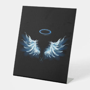 Blue Glows Angel Wings auf schwarzem Hintergrund Sockelschild