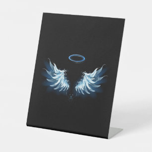 Blue Glows Angel Wings auf schwarzem Hintergrund Sockelschild