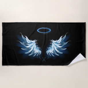 Blue Glows Angel Wings auf schwarzem Hintergrund Strandtuch