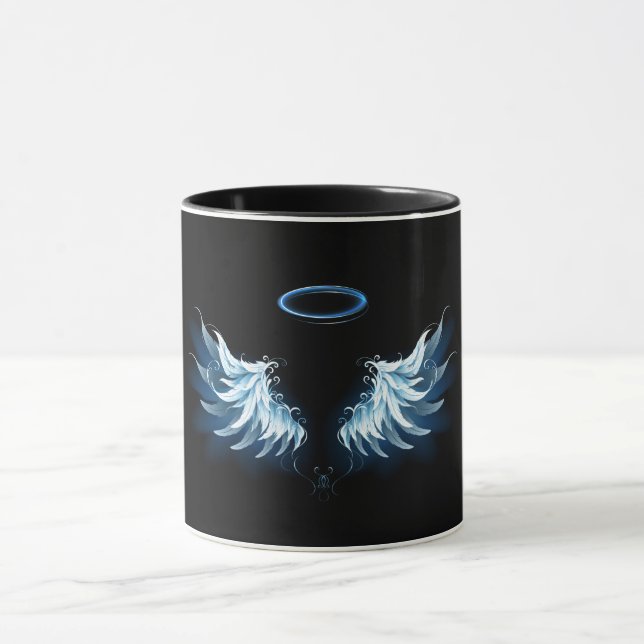 Blue Glows Angel Wings auf schwarzem Hintergrund Tasse (Zentrum)