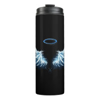 Blue Glows Angel Wings auf schwarzem Hintergrund