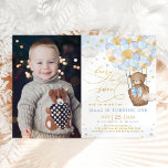 Blue Gold Bear Hot Air Ballon Boy 1. Geburtstag Einladung<br><div class="desc">Dieses zauberhafte Teddy-Bär-Thema-Einladung ist sicher ein Lächeln auf die Gesichter Ihrer Gäste! Das weiche pastellblaue und goldene Farbschema macht dieses Design perfekt für eine Geburtstagsparty. Personalisieren Sie die Einladung mit Ihren Daten und wenn Sie gewollt, um den Stil und die Platzierung des Textes weiter zu ordnen, klicken Sie bitte auf...</div>