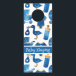Blue Gold Glitzer Kinderzimmer Baby Bottle Carriag Türanhänger<br><div class="desc">Stellen Sie sicher,  dass Ihr Baby mit einem maßgeschneiderten Türbügel ruhig schlafen kann. Blue Gold Glitzer Kinderzimmer Baby Flasche,  Carriage,  und Stork Muster auf einem Türhanger. Unterschiedliche Nachrichten auf beiden Seiten. Personalisieren Sie mit Namen,  Nachricht,  Zitat oder alles,  was Sie wünschen. Tolle Geschenkidee.</div>