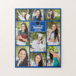 Blue Graduate Senior Foto Collage 2023 Abschluss<br><div class="desc">Dieses neue Collage Puzzle für Senioren-Fotos mit blauen Absolventen zeigt Ihre Lieblings-9 Studentenfotos. Dieses Abschluss-Design zeigt klassische weiße Typografie Ihres High School- oder Uni-Namens für die Klasse von 2023. Passen Sie dieses Sake-Geschenk mit Ihrem geschlossen Jahr unter der schwarzen Graduierenkappe an. Es verfügt über 2 horizontale Bilder, 5 vertikale Fotos...</div>