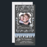 Blue/Gray Chalkboard Frohe Weihnachtsfotokarte Feiertagskarte<br><div class="desc">Fröhliche Weihnachtsfotokarten mit einem Chalkboard-Look Hintergrund,  viele graue Wirbel und Text,  der Frohe Weihnachten,  eine Reihe von Baumlichter in blau und grau,  grau und blau hängende Ornamente,  und Bereiche,  die Sie können diese schönen und hellen Urlaubsfotokarten mit Ihrem Foto und Namen anpassen!</div>