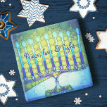 Blue Green Hanukkah Menorah Peace Liebe Light Bold Steinuntersetzer<br><div class="desc">"Frieden, Liebe und Licht." Ein nahes Foto einer leuchtenden, farbenfrohen, blauen und grünen künstlerischen Menorah hilft Ihnen, den Urlaub von Hanukkah stilvoll zu gestalten. Genießen Sie die Wärme und Freude der Ferienzeit, wenn Sie sich bei Ihrem Lieblingsgetränk auf diesem atemberaubenden, farbenfrohen Hanukkah-Untersetzer entspannen. Macht ein auffallendes Set von vier Untersetzer,...</div>