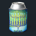 Blue Green Hanukkah Menorah Peace Love Light Quote Dosenkühler<br><div class="desc">"Liebe und Licht des Friedens." Mit dieser farbenfrohen, maßgeschneiderten Hanukkah kann die Urlaubssaison noch ganz schön frisch werden! Eine spielerische, künstlerische Illustration blauer Menorahkerzen mit bunten Imitate-Folienmustern und moderner Typografie überlagert einen türkisfarbenen Farbverlauf zu weißem, texturiertem Hintergrund. Personalisieren Sie mit Ihrem Namen. Genießen Sie die Wärme und Freude der Ferienzeit,...</div>