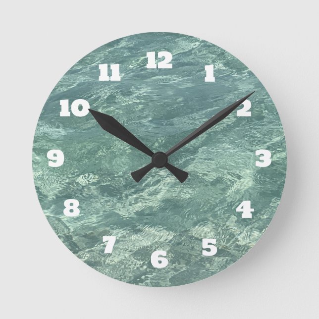 Blue Green Water Aquamarine Abstrakte Strandküste Runde Wanduhr (Vorderseite)