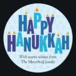 Blue Hanukkah Candle Lights Runder Aufkleber<br><div class="desc">Der Gruß "Happy Hanukkah" wird auf diesem Aufkleber in tonalblauen Farben dargestellt. Die gestapelten Briefe dienen als Menorah mit kleinen Flammen, die auf neun "Kerzenbriefen" brennen. Der blassblaue Hintergrund besteht aus ineinander greifenden Sternen von David. Fügen Sie unten Ihre eigene Nachricht hinzu oder löschen Sie den Platzhalter-Text, um den Bereich...</div>
