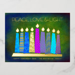Blue Hanukkah Candles Peace Liebe Light Folien Feiertagspostkarte<br><div class="desc">"Frieden, Liebe und Licht." Eine spielerische, moderne, künstlerische Abbildung von Boho Musterkerzen in einer Menorah hilft Ihnen, den Urlaub von Hanukkah zu beginnen. Die blauen Kerzen mit bunten Imitat-Folienmustern überlagern einen intensiv grün strukturierten Hintergrund. Auf der Rückseite geben Sie Ihre persönliche Kopie mit der einfachen Vorlage zur Verfügung, oder löschen...</div>
