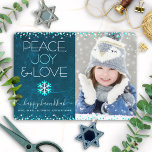 Blue Hanukkah Peace Joy Liebe Zitat Foto Schneeflo Feiertagskarte<br><div class="desc">"Frieden, Freude und Liebe." Eine lustige, spielerische Schneeflocke-Illustration und moderne Typografie auf einem aquamarinen Marmorboden, der mit Marmor verkleidet ist, helfen Ihnen, die Hanukkah-Saison und das individuelle Foto Ihrer Wahl einzuläuten. Imitate türkisfarbene Folie und weiße Konfetti-Punkte bilden den Rahmen der Karte. Fühlen Sie die Wärme und Freude der Ferien, wenn...</div>