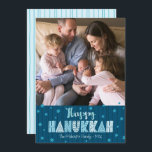 Blue Happy Hanukkah Foto Moderne Fun Typografie Feiertagskarte<br><div class="desc">"Happy Hanukkah." Spaß, spielerische, skurrile handgefertigte Typografie, zusammen mit einem zufälligen Star of David Muster in staubblauem Himmel, überlagern die blau gezeichneten Linien der Mitternachtsnacht auf einem dunkelblauen Hintergrund, zusammen mit einem Foto Ihrer Wahl, helfen Ihnen, in Hanukkah zu lancieren. Handgezeichnete türkisfarbene Linien überlagern einen hellaquablauen Hintergrund auf der Rückseite....</div>