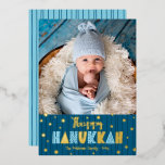 Blue Happy Hanukkah Foto Niedlich Modern Real Gold Folien Feiertagskarte<br><div class="desc">"Happy Hanukkah." Spaß, spielerisch, skurril, handgefertigt echte Goldfolie und hellblaue Typografie, eine zufällige Goldfolie Star of David Muster, und die blau gezeichneten Linien der Mitternacht überlagern einen dunkelblauen Hintergrund. Fügen Sie das Foto Ihrer Wahl hinzu und helfen Sie uns mit dieser atemberaubenden, farbenfrohen, personalisierten Goldfolienkarte in Hanukka. Handgezeichnete dunkelblaue Linien...</div>