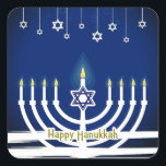 Blue Happy Hanukkah Star Menorah Candle Lights Quadratischer Aufkleber<br><div class="desc">Feiern Sie das Festival der Lichter stilvoll mit diesen schönen Happy Hanukkah Aufklebern. Dieses festliche Design zeigt eine weiße Kerzenleuchte Menorah auf einem blauen Hintergrund mit Happy Hanukkah geschrieben am unteren Ende in Gold. Kleine dekorative Magen David oder Star of David hängen von der Spitze des Designs. Ideal für Geschenke,...</div>